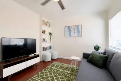 Image de Double Comfort: 2 Private Units with Fully-Equipped Kitchens, Streaming Bliss, and Relaxing Common Patio.