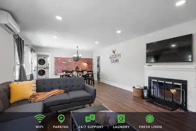 Image de 3-Bed Retreat with Spa-Like Bath, Well-Equipped Kitchen, Laundry On-Site, and Reserved Parking.