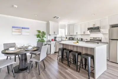 Image de The La Marvel: 2-Bedroom Enchantment - Lightning-Fast Internet, Central Ac, and La's Wonders Within Reach.