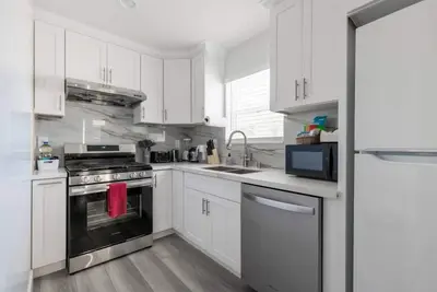 Image de Urban Comfort Back House: w/ Stylish 2-Bedroom, 2-Bath Oasis with High-Speed Connectivity and Secure Parking.