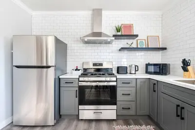 Image de The Ultimate Family Haven near La - 3-bedroom Luxury with Central Ac, Fully-Equipped Kitchen, Fast Internet, and Laundry Ease.