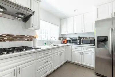 Image de Homey Alhambra Abode: Spacious 4br\/2ba Front House with Parking, Streaming Access, & Laundry.