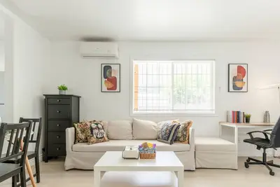 Image de Modern Hideaway • Ev Friendly: Close to all La offers with a Cozy Workspace