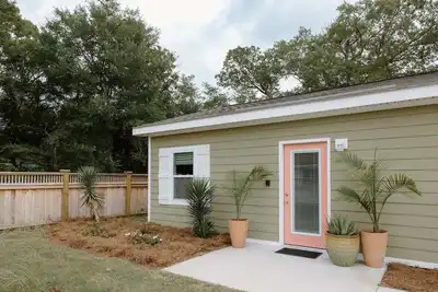 Image de 2 bedroom guesthouse with private fenced in yard!