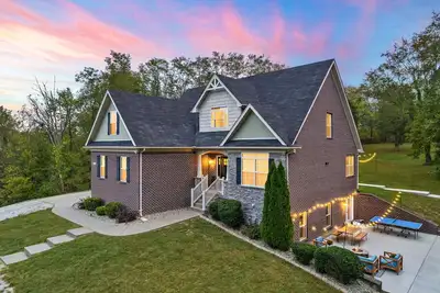 Image de ✨Luxe Farmhouse✨Bourbon Trail✨ 4 king Beds ✨Hot Tub Games Trails sleeps 16