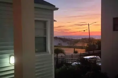 Image de New! Ocean Breeze! 10 Steps 2 beach! Beach view! Walking distance to everything!