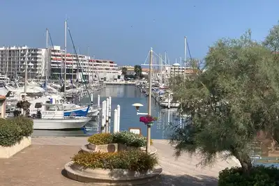 Image de Appartement vue Port Proche de la mer Dans un Quartier Tranquille
