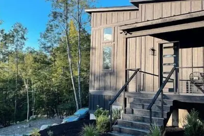 Image de New Modern Cabin with Lake Access!