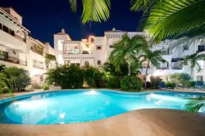 Image de Large Swimming Pool. Close To Beach, 5th Ave, Supermarket, Deli, Shops &. More.