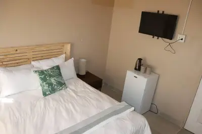 Unitrainview guest house Queen Room<br>