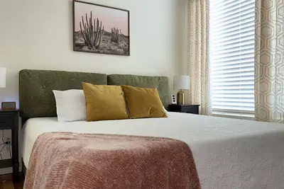 Image de Modern Townhome by Riverwalk | Walkable & Stylish