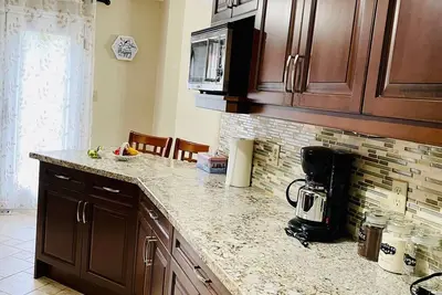 Image de Luxury house in great neighborhood. Close to Lisgar Go