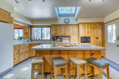 Image de Spacious Country Retreat on 1 Acre with Wraparound Porch & Firepits