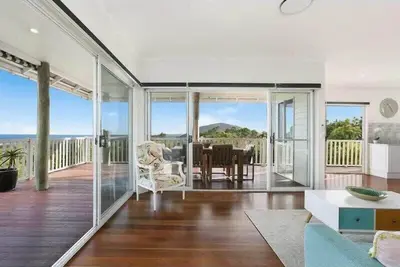 Image de Stunning Home Amongst Forest with Ocean Views