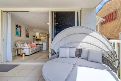 Image de New Lux Apt opposite Buddina patrolled Beach