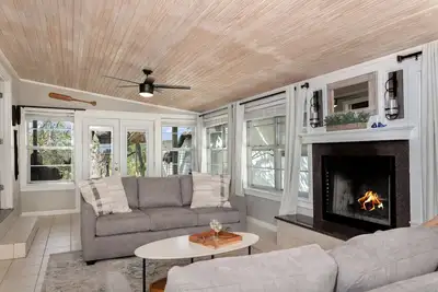 Image de Wine Down River | 2/2, sleeps 8 | Hot tub, pet friendly, river access, kayak & fish!
