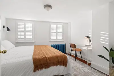 Image de Unique Modern King Bed Townhome w/Driveway Parking