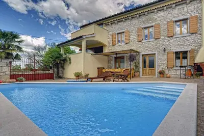 Image de Villa avec piscine et barbecue