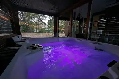 Image de Luxe | Hot Tub | Firepit | Heat Floors | Ev | Walk2Matthews