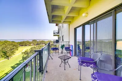 Image de Lake-View Condo Condo in Vista Towers Shangri-La!