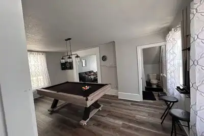 Image de Pet friendly, freshly renovated, 5 minute walk to beach in the heart of the city