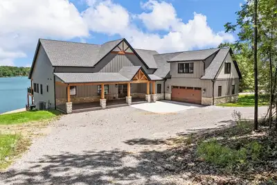 Image de Beautiful lakefront home overlooking Lake Alpine, Innsbrook's largest lake!