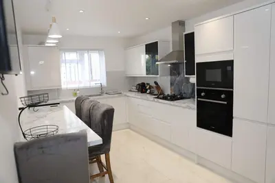 Image de Remodelled Stylish 3 bed-3 bath in Orpington with garden. 10 mins to Bromley