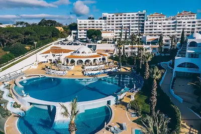 Image de High Tides and Good Vibes! 3 Modern Units, Indoor and Outdoor Pool, Beachfront!