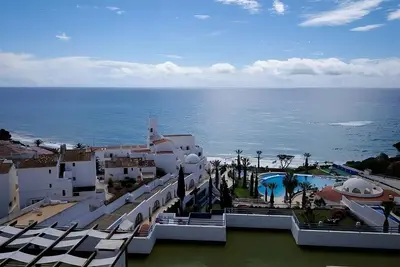 Image de Your Relaxing Getaway Awaits! 3 Modern Units, 2 Swimming Pools, Beachfront!