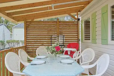 Image de Mobile Home \"Le Marie Elodie 85\" avec 2 piscines partagées, terrasse privée et Wi-Fi