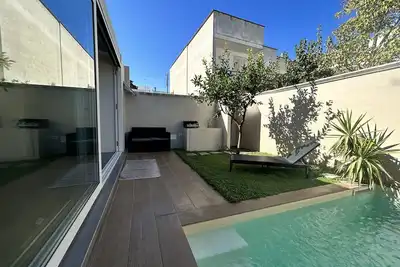 Image de Cozy vacation home with swimming pool. Three-minute walk to beach and downtown.