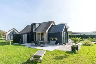 Image de Élégant et contemporain avec une finition de matériaux naturels! Dans ce chalet pour 4 personnes av