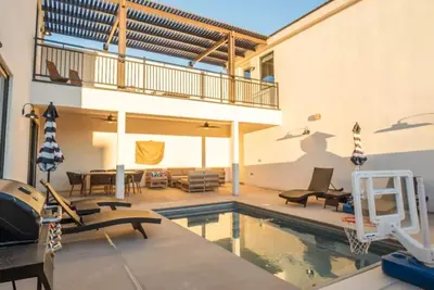 Image de Spacious private bunk room with capacity for 20 people! Private pool and lots of parking.