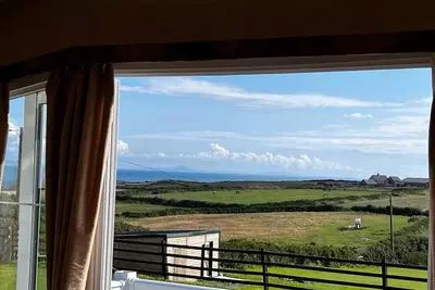 Image de Sea Views across fields of farmland 3 beds edge of Trearddur Bay Holyhead Port