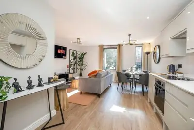 Image de The Crescent Court Apartment 7, Sleeps 4