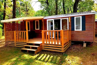 Image de Mobil-home dans la forĂŞt haute et tranquille.