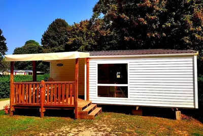 Image de Mobil-Home près de la piscine du camping