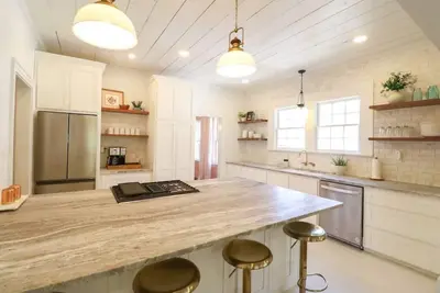 Image de Downtown Riverside Oasis: Deck, Hot Tub & More!