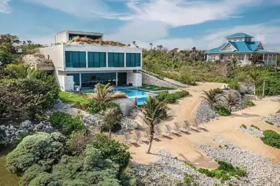 Image de Bella Rocca: Ultra-Luxe Estate w/Pool and Spa, Sunken Fire Pit and Designer Interiors