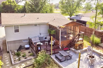 Image de South central 4 bedroom house 3 minutes from Faurot Field! Its close and quiet.