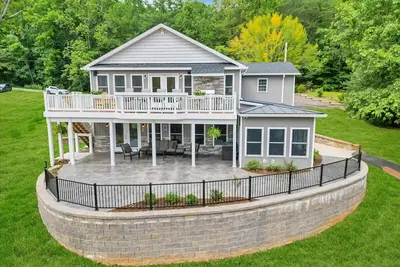 Image de Relax at Dock Holiday on Smith Mountain Lake