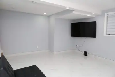 Image de À 5 minutes de Montréal! Beaux et chaleureux 51/2 avec salle familiale sous sol.