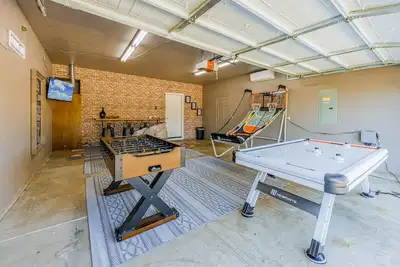 Image de Fully renovated 4 bedroom 3 bath house that sleeps 15. Hot tub. Garage game room