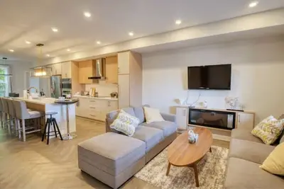 Image de Dt BrandNew modern house/parking/subway station/7beds/2. 5washrooms/full kitchen