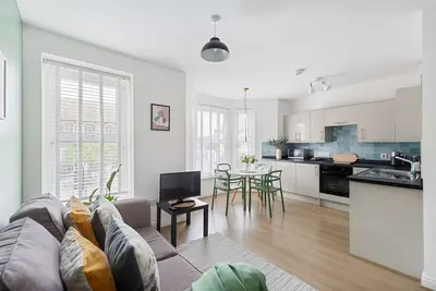 Image de Large Contemporary Apartment by Black Door Stays