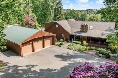 Image de Beautiful Large Home in Private Woods with Hot Tub