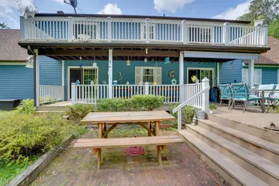 Image de Pittsfield Home w/ Deck - 12 Mi to Jiminy Peak!