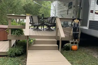 Image de Cozy newly remodeled camper with hot tub and fire pit close to hiking/kayaking