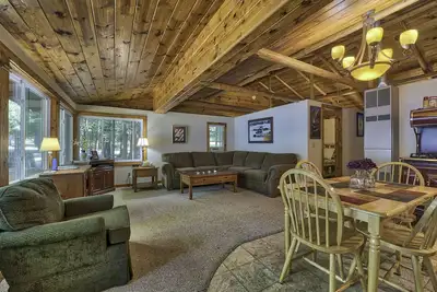 Image de Beautiful lakeside cabin in the woods. Eagles, loons, wildlife abound.