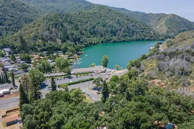 Image de Retro Rv with picturesque hills and lake access